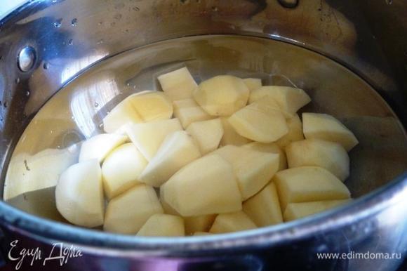 Картофель почистим и крупно нарежем, зальем водой, чтобы она прикрыла его. Поставим вариться, важно сварить его до полуготовности.