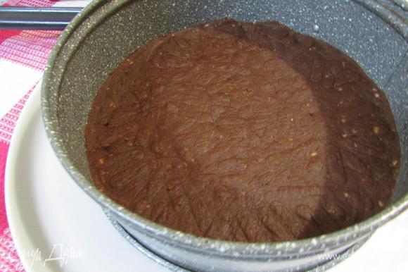 Полученное шоколадное тесто выложить внутрь кольца и хорошо утрамбовать.