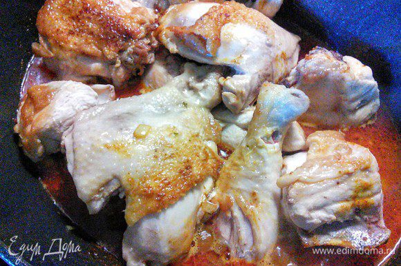 Влить бульон, выложить курицу вместе с соком, который образовался, довести до кипения, снизить огонь до малого и тушить 30 минут.