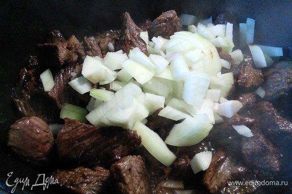 Вернуть в кастрюлю мясо, добавить лук и чеснок, обжарить вместе с мясом в течении 2-4 мин.