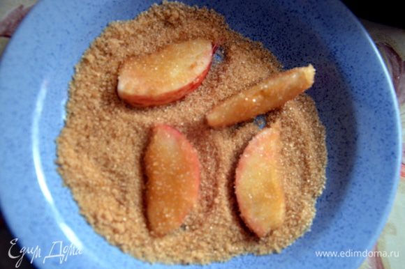 Яблоки запанировать в тростниковом сахаре.