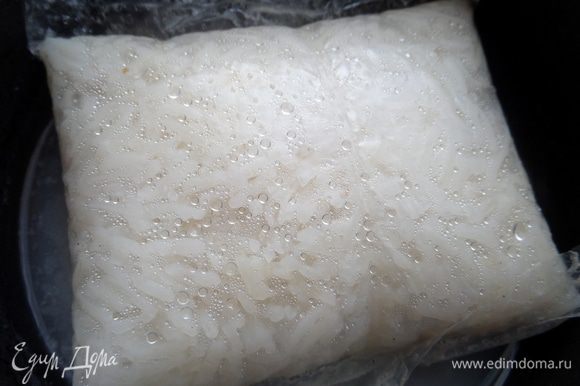 Для начинки отварить пакетик риса в воде с солью.