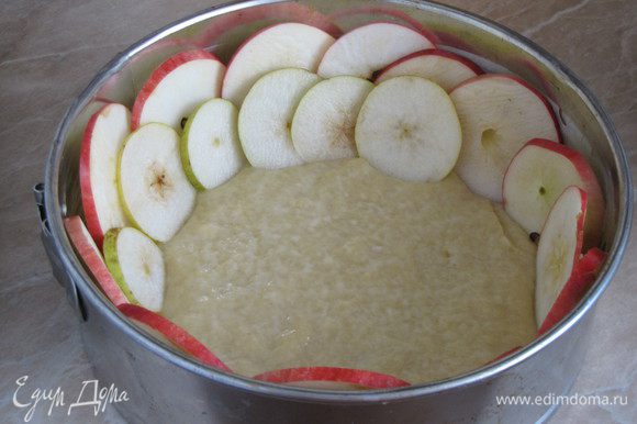 Тесто выложить в форму (диаметр 22 см), смазанную сливочным маслом. Выложить кружки яблок и груш по кругу вертикально и внахлест, утапливая их в тесте.