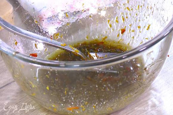 Приготовить заправку для салата: в глубокой посуде соединить сок и оставшуюся цедру апельсина с оливковым маслом и бальзамическим уксусом, добавить измельченный чили, все посолить и перемешать.