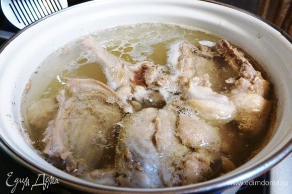 Сначала сварим бульон из утятины (специи, соль). Для супа будет достаточно будет взять половину утки или ее потрошки. Когда мясо будет готово вытащим его, снимем с костей и нарежем кусочками. Позже мы добавим его в суп.
