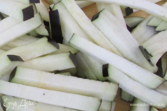 Баклажаны помыть, обсушить и нарезать брусочками. Воспользовалась теркой для корейской моркови с крупными ножами.