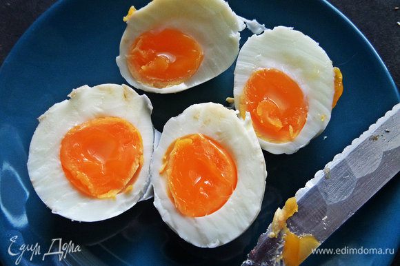 Яйца отварить «в мешочек» или вот так с мокрым желтком, варились 3 минуты.