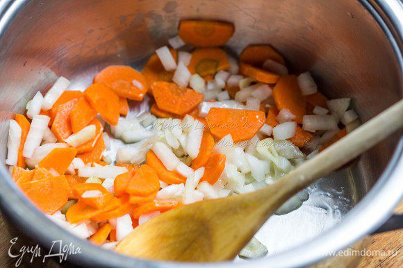 Добавить лук и морковь, обжаривать 3-4 минуты до легкой румяности.