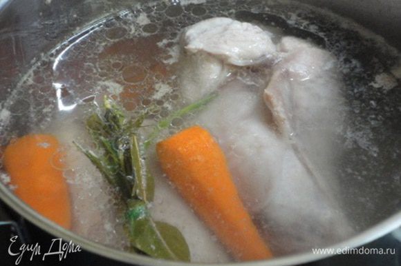 Филе залить холодной водой, добавить специи, морковь, 1 ч. л. соли. Варить до готовности, около 1 часа.