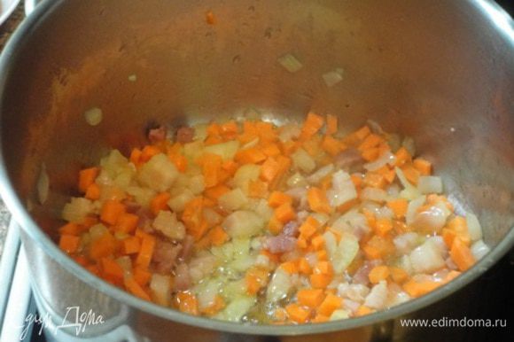 добавляем лук, доводим его до прозрачности, затем добавляем морковь. Пассеруем на медленном огне при закрытой крышке минут 8.