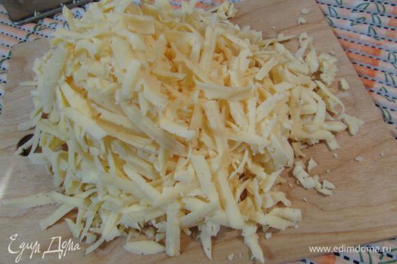 Приготовить начинку (I). Твердый сыр натереть на крупной терке.