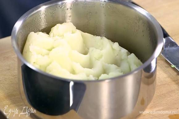 Картофель почистить, отварить до готовности, затем размять в пюре.