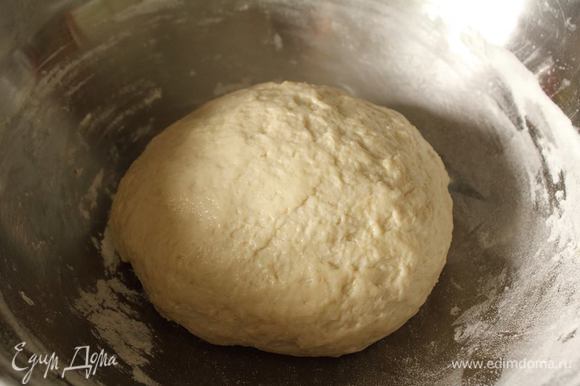 Чтобы не забить тесто мукой, на этапе «немного прилипает к рукам» можно смазать руки растительным маслом и вымешать тесто. Уложить его в емкость, накрыть пленкой и поставить на час в теплое место.