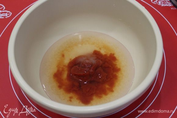 В воде развести томатную пасту «Помидорка», добавить сахар.