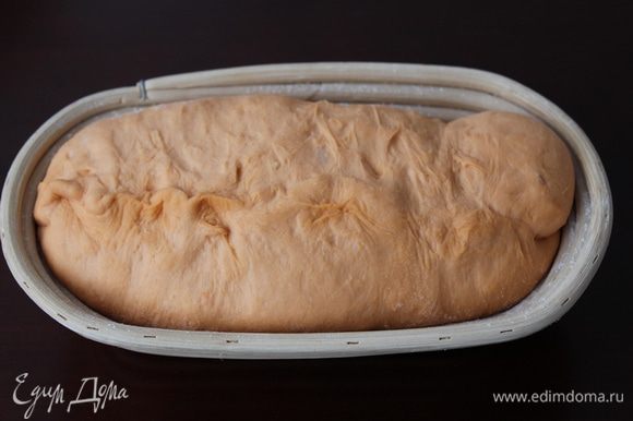 Накройте тесто и отправьте в теплое место на 1 час, пока хлеб не увеличится вдвое.