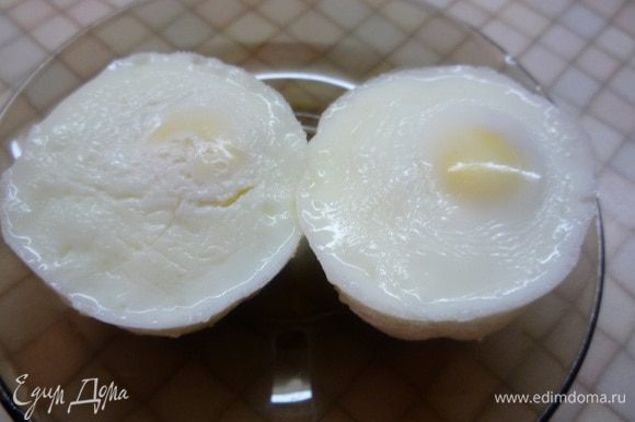 Для яиц пашот в широкой большой кастрюле вскипятите воду с оставшимся уксусом. Разбейте аккуратно яйца и влейте их в воду. Доведите до кипения и снимите кастрюлю с огня. Оставьте на 10 минут. Достаем яйца шумовкой и подсушим на кухонном полотенце.