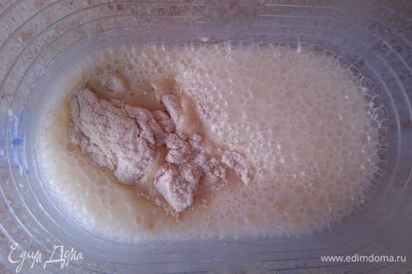 В яично-молочную смесь добавить сухие компоненты.