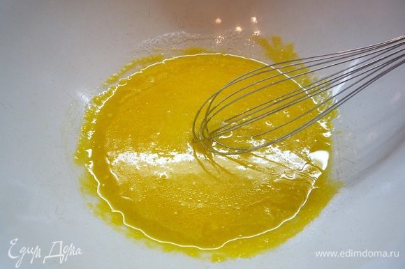 Приготовим бисквит. Отделяем белки от желтков. Белки положить в посуду для взбивания. Желтки растираем венчиком с 1/2 порции сахара. Добавляем к желткам оливковое масло.