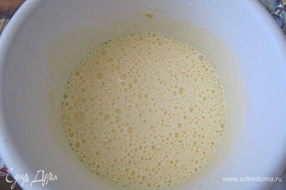 Яйца взбить с сахарным песком добела, продолжая взбивать, добавить сидр, растопленное масло, ванилин.