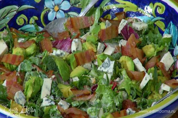 На салат выложить авокадо, голубой сыр и сало, посыпать измельченным руками тархуном.