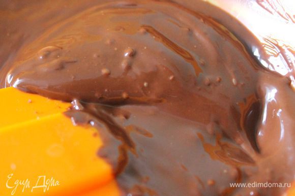 Растопить шоколад с растительным маслом на водяной бане. Остудить до комнатной температуры.
