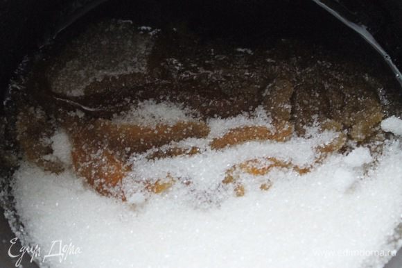 Для карамельного соуса растопить сахар, периодически потряхивая сковороду или сотейник, но не мешать! Пока сахар плавится, нагреть сливки, но не доводить до кипения.