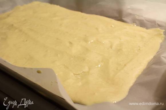 Противень (у меня 38х24 см) застилаем бумагой для выпечки, выкладываем и разравниваем по всему периметру тесто. Отправляем в духовку на 12 минут.