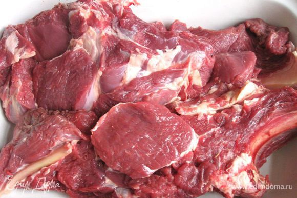 Из частей говяжьего мяса лучше выбрать край или другую подходящую часть для тушения. Если на мясе нет осколков костей, то его лучше не мыть. Если такие имеются, промыть и промакнуть салфеткой.