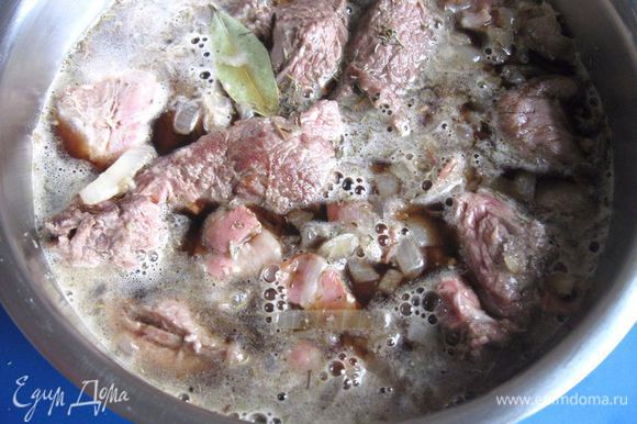 Духовку разогреть до 170°С. Налить в кастрюлю пиво (лучше взять темное пиво ) таким образом, чтобы кусочки мяса были погружены не полностью, мясо еще даст сок.