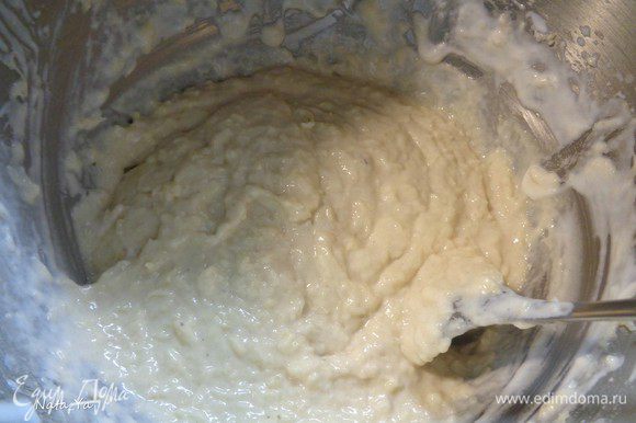 Добавить натертый на мелкой терке сыр. Если тесто густоватое, то добавьте немного йогурта до получения нужной консистенции.