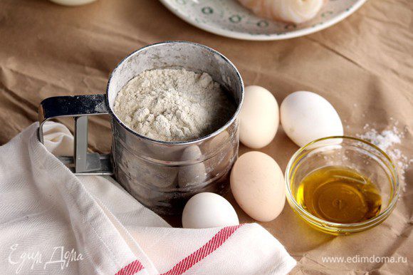 Для приготовления теста нам понадобится масло оливковое, яйца, мука, щепотка соли. Хотя, говорят, по классике, соль не используется, так как соус для тортелли должен быть насыщенным и давать основной вкус.