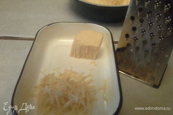 Сыр натереть на крупной терке и положить в кабачки, хорошо перемешать. Добавить 1 щепотку сушеной петрушки и перемешать.