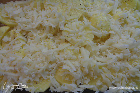Сверху присыпать картофель тертым на крупную терку сыром.