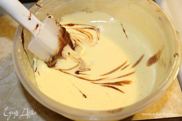 Во вторую половину желтков аккуратно вмешиваем растопленый шоколад.