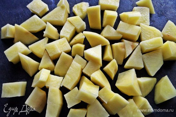 Картофель очистить, нарезать кубиками.