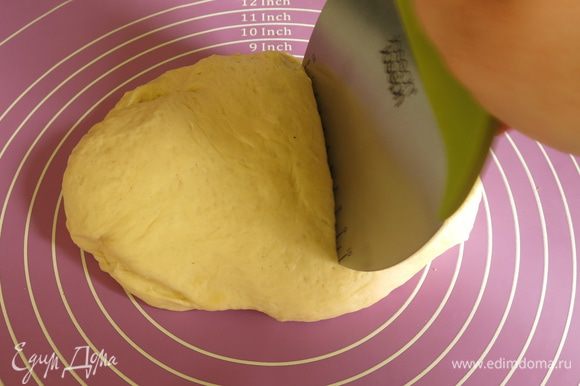 Получается пшеничное тесто. Даем тесту подрасти 1,5 часа, разрезаем пшеничное на три равные части.