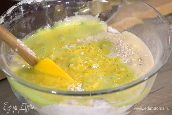 К муке с миндалем влить яично-сахарную массу, добавить разрыхлитель, все перемешать, затем, постоянно помешивая, медленно влить апельсиново-масляную смесь.