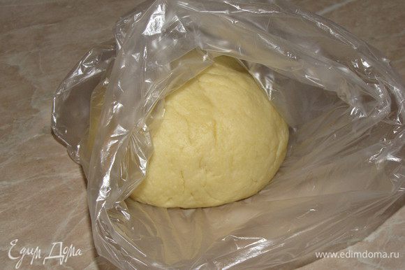 Соединить с мучной смесью и замесить тесто. Когда тесто соберется в шар, завернуть его в пленку и поместить в холодильник на 1,5 часа.