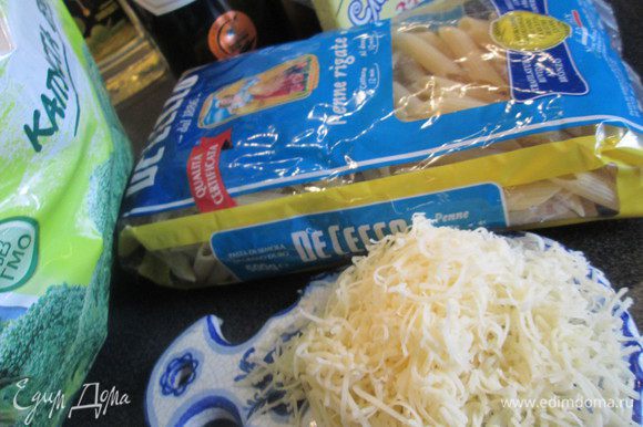Подготовим все ингредиенты: сыр натираем на мелкой терке, отвариваем брокколи.