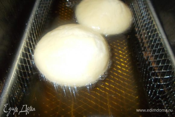 Налейте масло в кастрюлю и дайте ему нагреться до 170°С. Это идеальная температура не только для золотистого цвета, но и для точной прожарки. Начинаем аккуратно опускать пончики в масло.