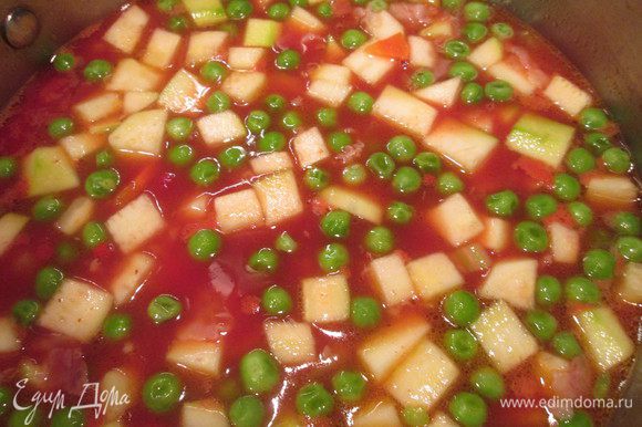 Следом за горошком добавляем томатный сок, картофель, цукини и болгарский перец. Доливаем необходимое количество кипятка по вкусу и варим до готовности картофеля, минут 10.