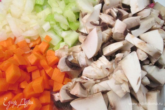 Пока варится перловка готовим овощи и мясо. Нарезаем кубиками морковь, сельдерей, лук, чеснок. Грибы режем ломтиками.