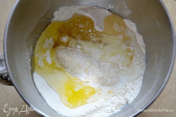 В чашу стационарного миксера (тестомешалки) положить дрожжевую основу, оставшуюся муку, яичные белки (лучше взвешивать на весах, но 130 — 140 г белков, это ориентировочно 4 шт.), оставшийся сахар, молоко, ванилин и растительное масло.