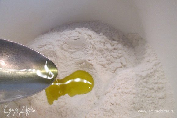 Приготовим тесто: в теплой (40°С) воде растворяем мед, затеем дрожжи и ждем, когда дрожжи начнут работать, появится пенная шапочка. Далее просеиваем муку, делаем углубление и добавляем в него масло оливковое и дрожжевой раствор, соль. Подсыпая муку с краем, замешиваем тесто.