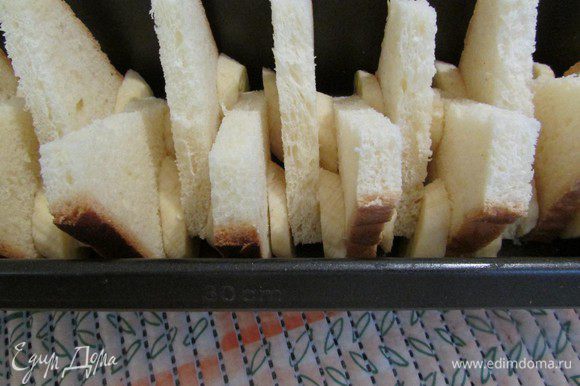 Уложить хлеб и бананы в форму для выпечки, чередуя их между собой: хлеб, бананы, снова хлеб и т. д.