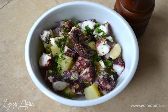 Теплый салат с осьминогом и картофелем