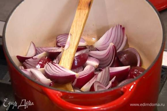 Разогреть в тяжелой сковороде оливковое и сливочное масло и обжарить лук и чеснок.
