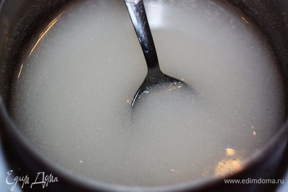 Через 2 часа поставить сахар на слабый огонь, добавить ванильный сахар и кипятить 7 — 8 минут, постоянно помешивая. Должны появиться маленькие пузырьки — от этого момента и засекайте время.