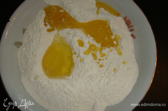 Добавить яйцо, растопленное и охлажденное сливочное масло, ванилин.