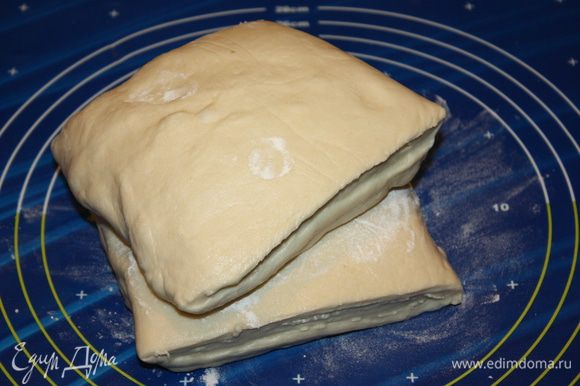 Слоеное дрожжевое тесто для круассанов готово к работе.